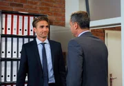 Torben (Joachim Kretzer, r.) freut sich, dass sein Sohn Lutz (Simon Mantei, l.) in der Stadt ist, um sich als Anwalt bei einer Hamburger Kanzlei vorzustellen.