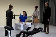 Jasna (Mersiha Husagic, li.) hofft, dass Leo (Lavinia Wilson, re.) und Cecil (Niels Bormann, re.) den lukrativen Fußball-Transfer ihres Bruders Milos (Slavko Popadic, li.) retten können. Jasna (Mersiha Husagic, li.) hofft, dass Leo (Lavinia Wilson, re.) und Cecil (Niels Bormann, re.) den lukrativen Fußball-Transfer ihres Bruders Milos (Slavko Popadic, li.) retten können.