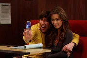 Howard (Simon Helberg, l.) und Raj sind begeistert: Die attraktive Schauspielerin Summer Glau (Summer Glau, r.) sitzt im gleichen Waggon. Die beiden M&auml;nner arbeiten sofort an einer Taktik, sie anzubaggern ..