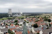 Die Stadt Gundremmingen &ndash; im Hintergrund die stillgelegten K&uuml;hlt&uuml;rme des Atomkraftwerks