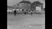 Fußball spielen in Gebäudelücken, die der Krieg gerissen hat. Fußball spielen in Gebäudelücken, die der Krieg gerissen hat.