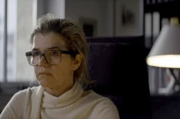 Anw&auml;ltin Kreber (Anke Engelke) bietet Bruno 50.000 Euro f&uuml;r die Behandlung eines leuk&auml;miekranken Kriminellen.