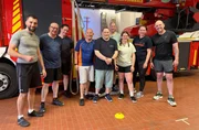 Mit Doc Esser (r) und Sportcoach Marwin Isenberg (l) wird es sportlich f&uuml;r dieses Team der Freiwilligen Feuerwehr aus Radevormwald.