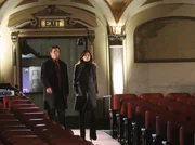 Richard Castle (Nathan Fillion, l.) und Kate Beckett (Stana Katic, r.) besuchen eine Probe des ber&uuml;hmten Magiers Tobias Strange.