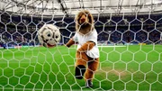 &bdquo;Unser Sommerm&auml;rchen &ndash; Die WM 2006&ldquo; erinnert an einen legend&auml;ren Fu&szlig;ballsommer in NRW. Und nat&uuml;rlich sind auch Maskottchen Goleo und sein Darsteller Martin Paas mit von der Partie mit interessanten Einblicken ins Geschehen auf dem Platz. - (ARCHIV - 20.06.2006, Nordrhein-Westfalen, Gelsenkirchen: EM-Maskottchen Goleo)
