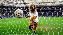 &bdquo;Unser Sommerm&auml;rchen &ndash; Die WM 2006&ldquo; erinnert an einen legend&auml;ren Fu&szlig;ballsommer in NRW. Und nat&uuml;rlich sind auch Maskottchen Goleo und sein Darsteller Martin Paas mit von der Partie mit interessanten Einblicken ins Geschehen auf dem Platz. - (ARCHIV - 20.06.2006, Nordrhein-Westfalen, Gelsenkirchen: EM-Maskottchen Goleo)