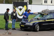 Niemals eine Auto-Dachbox &uuml;berladen. Was passiert, wenn man diesen Hinweis ignoriert? F&uuml;r diesen Checkpoint-Test braucht es einen Stuntman.