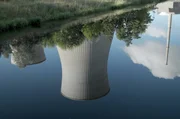 Spiegelung der stillgelegten K&uuml;hlt&uuml;rme des Atomkraftwerks Gundremmingen