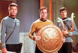 Trotz ihrer gro&szlig;en Erfahrung ist diese Mission auch f&uuml;r Dr. Leonard McCoy (DeForest Kelley, l.), Admiral James T. Kirk (William Shatner, M.) und Commander Spock (Leonard Nimoy, r.) eine Herausforderung.