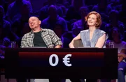 Rateteam-Kapit&auml;n Bernhard Ho&euml;cker (l.) mit der Schauspielerin Luise Wolfram (r.).