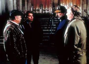 Basinger (Richard Mulligan, r.) bezeichnet sich, Mark (Victor French, 2.v.r.) und den Taxifahrer Barney (Barney Martin, l.) ironisch als die "Drei Weisen", die sich in Begleitung des Engels Jonathan (Michael Landon, 2.v.r.) auf eine wundersame Suche begeben haben. Basinger (Richard Mulligan, r.) bezeichnet sich, Mark (Victor French, 2.v.r.) und den Taxifahrer Barney (Barney Martin, l.) ironisch als die "Drei Weisen", die sich in Begleitung des Engels Jonathan (Michael Landon, 2.v.r.) auf eine wundersame Suche begeben haben.