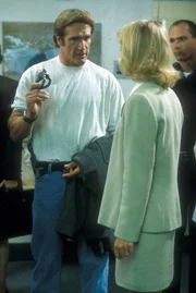 Steve Sloan (Barry Van Dyke, l.); Dr. Elaine Denell (Shelley Hack, r.)