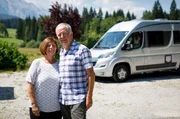 Heribert und Wilma wollen zum „Georgi Ritt“, der berühmten Pferdesegnung in Mittenwald. Obwohl die beiden schon seit Jahren am Tennsee campen, haben sie das Spektakel noch nie miterlebt. Heribert und Wilma wollen zum „Georgi Ritt“, der berühmten Pferdesegnung in Mittenwald. Obwohl die beiden schon seit Jahren am Tennsee campen, haben sie das Spektakel noch nie miterlebt.