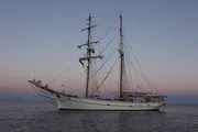 "Das M&auml;dchen auf dem Meeresgrund", Die junge Lotte tr&auml;umt davon, Fotoreporterin zu werden und die Welt zu bereisen. Deswegen bewirbt sie sich bei Tauchpionier Hans Hass als Sekret&auml;rin und trainiert nebenbei den Umgang mit Tauchger&auml;ten und Unterwasserkameras - in der Hoffnung, an Hass' n&auml;chster Expedition teilnehmen zu k&ouml;nnen. Hass, der normalerweise keine Frauen auf seinen Forschungsreisen duldet, erlaubt Lotte schlie&szlig;lich doch, mit ans Rote Meer zu kommen. Auf der Suche nach dem Wei&szlig;en Hai erweist sich Lotte als ambitionierte Taucherin und begabte Fotografin - und gewinnt dadurch allm&auml;hlich das Herz des Abenteurers Hass.  SENDUNG: 3sat - SO - 25.08.2019 - 22:10 UHR. - Veroeffentlichung fuer Pressezwecke honorarfrei ausschliesslich im Zusammenhang mit oben genannter Sendung oder Veranstaltung des ORF bei Urhebernennung.