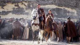 Das Gefl&uuml;ster ist gro&szlig;: Jesus soll nach der Kreuzung wieder von den Toten auferstanden sein. Um das Ger&uuml;cht zu zerst&ouml;ren, macht sich Clavius (Joseph Fiennes) mit Hilfe seines Lehrlings Lucius (Tom Felton, r.) auf die Suche nach seiner Leiche. Je mehr er jedoch &uuml;ber Jesus herausfindet, desto mehr &uuml;berdenkt er seine Aufgabe...
