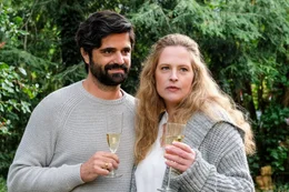 Lehrerin Anne Sandmeier (Diana Amft) und ihr Mann Nils (Maximilian Grill) wollten eigentlich f&uuml;r ein Wochenende gemeinsam nach Paris - ohne die Kinder, aber daraus wird angesichts der Verk&uuml;ndigung der Gro&szlig;eltern, das Elternhaus zu verkaufen und auf Reisen gehen zu wollen, nichts.