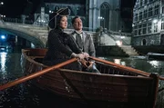 Die Liebesleute fahren Boot: Polly Peachum (Hannah Herzsprung) und Macheath (Tobias Moretti)
