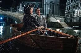 Die Liebesleute fahren Boot: Polly Peachum (Hannah Herzsprung) und Macheath (Tobias Moretti)
