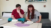 Bei Petra (r.) und ihren Kindern Pascal (li.) und Selina ist der Zahltag ausgefallen. Das Jobcenter hat ihnen unerwartet die Hartz-IV-Bez&uuml;ge gesperrt. Dem Trio wird unterstellt, mit Videos auf der Plattform TikTok Geld verdient zu haben.