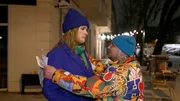 Als Krätze Raffi besucht, trifft er sie am Tiefpunkt: Sie muss ihre Wohnung verlassen und stößt ihn weg. Doch er bleibt hartnäckig und hört sich ihren Frust an. Raffi schämt sich für ihre Hilflosigkeit, aber Krätze verspricht, ihr eine neue Bleibe zu besorgen. Als Krätze Raffi besucht, trifft er sie am Tiefpunkt: Sie muss ihre Wohnung verlassen und stößt ihn weg. Doch er bleibt hartnäckig und hört sich ihren Frust an. Raffi schämt sich für ihre Hilflosigkeit, aber Krätze verspricht, ihr eine neue Bleibe zu besorgen.