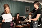 Fiona (Claudia Michelsen, Mitte) f&uuml;hlt sich seltsam &uuml;berfl&uuml;ssig zwischen der schwangeren S&auml;ngerin Julia (Birte Hanusrichter) und deren Musiker-Freund Dennis (Benedikt Blaskovic).