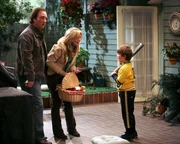 L-R: Jim Belushi als Jim, Courtney Thorne-Smith als Cheryl, Conner Rayburn als Kyle L-R: Jim Belushi als Jim, Courtney Thorne-Smith als Cheryl, Conner Rayburn als Kyle