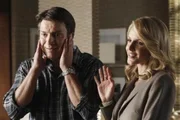 Richard (Nathan Fillion, l.) m&ouml;chte lieber nicht h&ouml;ren, was seine Tochter mit ihrem Freund so anstellt. Das soll sie lieber mit ihrer Mutter Gina (Monet Mazur, r.) besprechen ...