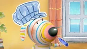 Mit M&uuml;tze und Trillerpfeife ausger&uuml;stet startet Dylan in sein Spiel als Lokomotivf&uuml;hrer eines G&uuml;terzugs.