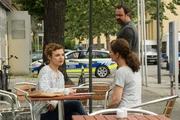 Sehr zum Unmut von Ingo Turner (Tom Keune, r.), spricht Selma Kirsch (Yve Burbach, M.) mit Franka Turner (Greta Galisch de Palma, l.) &uuml;ber den Mord. Die Kommissarin ist sich sicher, dass Franka Turner ihr noch nicht die ganze Wahrheit gesagt hat.
