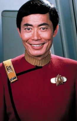 Cmdr. Sulu (George Takei) ist ein erfahrenes Mitglied der Crew.