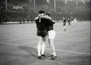 Radi Radenkovic und der ber&uuml;hmte Bobby Moore umarmen sich nach Endspiel.