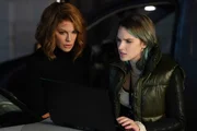 IT-Spezialistin Sorina (Romina Tonkovic, r.) hilft Avery (Kate Beckinsale) bei der Suche nach ihrem entf&uuml;hrten Mann.