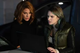 IT-Spezialistin Sorina (Romina Tonkovic, r.) hilft Avery (Kate Beckinsale) bei der Suche nach ihrem entf&uuml;hrten Mann.