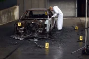 Spurensicherer Franz Wohlfahrt (Helmuth Bohatsch) ist am ausgebrannten Auto zugange. Spurensicherer Franz Wohlfahrt (Helmuth Bohatsch) ist am ausgebrannten Auto zugange.