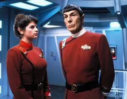 Durch Kirks Erzfeind Khan ger&auml;t das Raumschiff Enterprise in Gefahr. Mr. Spock (Leonard Nimoy, r.) ber&auml;t mit Saavik (Kirstie Alley, l.), wie die Enterprise zu retten ist und kommt zu einem lebensgef&auml;hrlichen Entschluss...
