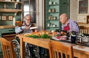 Der Hahnenkampf zwischen Hermann (Wolfgang Hepp, li.) und Franz (Edgar-M. Marcus) nervt allm&auml;hlich alle.