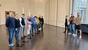 Das gro&szlig;e Finale! Doc Esser (rechte Gruppe, Mitte), Ern&auml;hrungsexpertin Jon Chim Bai-Habelski (rechte Gruppe, links) und Sportwissenschaftler Marwin Isenberg (rechte Gruppe, rechts) sind gespannt, wie sich die Teilnehmer und Teilnehmerinnen geschlagen haben.