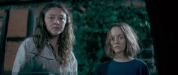 Levke (Lola Dockhorn, li.) setzt sich f&uuml;r ihre Freundin Skalde (Mathilde Bundschuh) ein.