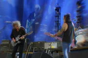 Mit ihrem legend&auml;ren Jubil&auml;umskonzert im Jahr 2018 im Londoner Hyde Park bewiesen The Cure (Reeves Gabrels, Robert Smith, Simon Gallup, v.l.) einmal mehr, warum sie seit fast einem halben Jahrhundert international erfolgreich sind.