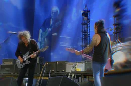 Mit ihrem legend&auml;ren Jubil&auml;umskonzert im Jahr 2018 im Londoner Hyde Park bewiesen The Cure (Reeves Gabrels, Robert Smith, Simon Gallup, v.l.) einmal mehr, warum sie seit fast einem halben Jahrhundert international erfolgreich sind.
