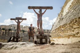 "Auferstanden", Der r&ouml;mische Tribun Clavius kommt im Jahr 33 n. Chr. nach Pal&auml;stina, um die herrschenden Aufst&auml;nde niederzuschlagen. Der Nazarener Jesus ist gekreuzigt und nach j&uuml;dischem Brauch bestattet worden. Nach der Prophezeiung soll der Messias nach drei Tagen wiederauferstehen. Tats&auml;chlich verschwindet der Leichnam aus der Grabh&ouml;hle. Von Pontius Pilatus beauftragt, soll Clavius mit der Hilfe seines ehrgeizigen Beraters Lucius den Vorfall kl&auml;ren. Clavius' Weltbild wird bei den Ermittlungen ersch&uuml;ttert.  SENDUNG: ORF eins - MI - 08.04.2020 - 22:20 UHR. - Veroeffentlichung fuer Pressezwecke honorarfrei ausschliesslich im Zusammenhang mit oben genannter Sendung oder Veranstaltung des ORF bei Urhebernennung.
