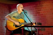 Kurt Kr&ouml;mer l&auml;dt ins Berliner Ensemble zur neuen Staffel der "Kr&ouml;mer - Late Night Show": Gast der Sendung ist der belgische Singer-Songwriter Milow.
