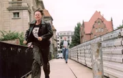 Brock (Leon Boden) hat die fl&uuml;chtende Mel (Sigrid M. Schn&uuml;ckel) aufgesp&uuml;rt. Eine Verfolgungsjagd beginnt...