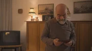 Ein Werkzeugmacher lebt zur&uuml;ckgezogen. Dann wird er tot in seiner Wohnung gefunden. &Uuml;ber zwei Jahrzehnte hinweg gibt es keine Antworten auf den Mordfall.