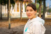 In der Nähe eines buddhistischen Tempels haben tausende Flughunde ihren Schlafplatz. Hannah Emde hilft Wissenschaftlern, Kotproben der Flughunde zu sammeln. In der Nähe eines buddhistischen Tempels haben tausende Flughunde ihren Schlafplatz. Hannah Emde hilft Wissenschaftlern, Kotproben der Flughunde zu sammeln.