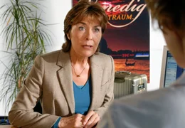 Verlagslektorin Katharina Faber (Thekla Carola Wied) kann es nicht fassen: Sie muss dringend nach Venedig, doch die Fluglotsen streiken, und es gibt keine Verbindung.