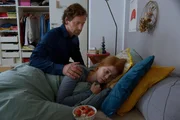 Michael (Florian Stetter) tröstet seine Tochter (Valerie Sophie Körfer). Michael (Florian Stetter) tröstet seine Tochter (Valerie Sophie Körfer).