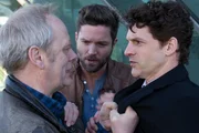 Holger Eberle (Hans-Heinrich Hardt, l.) hat sich nicht im Griff. Er macht Jasper W&ouml;ldner (Martin Bretschneider, r.) f&uuml;r den Krankheitszustand seines Sohnes verantwortlich und will es ihm heimzahlen. Jo Stoll (Peter Ketnath, M.) versucht, die Kampfh&auml;hne zu beruhigen.
