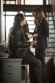 Castle beobachtet Kate Beckett (Stana Katic, r.) als sie ein sehr intensives Gespr&auml;ch mit dem ihm unbekannten Josh Davidson (Victor Webster, l.) f&uuml;hrt. In welchem Verh&auml;ltnis stehen die beiden zueinander?
