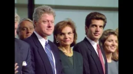 Bill Clinton, Jacqueline Kennedy Onassis, John F. Kennedy Jr. und Caroline Kennedy bei der Er&ouml;ffnung der John F. Kennedy Library.